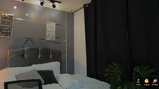 Snapshot of Room_69x chatting on October 31, 2025, 9:17 am Room 69x online show from October 31, 2025, 9:17 am