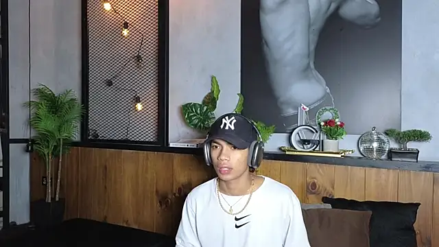 AlanCutee online show from May 13, 2026, 1:29 pm
