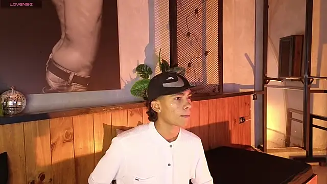 AlanCutee online show from April 4, 2026, 12:56 pm