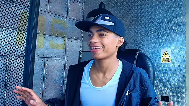 Snapshot of AlanCutee chatting on October 21, 2025, 12:26 pm AlanCutee online show from October 21, 2025, 12:26 pm