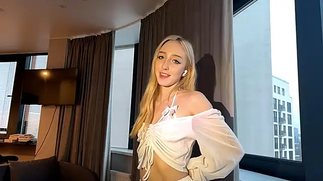 AprylDarjean online show from November 11, 2025, 1:06 pm