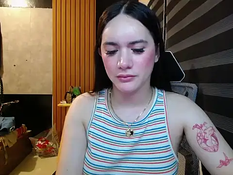 Yhanbeaufort18 online show from September 19, 2025, 1:37 pm