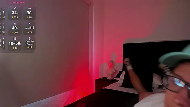 Snapshot of NoahLux chatting on October 6, 2025, 8:09 pm NoahLux online show from October 6, 2025, 8:09 pm