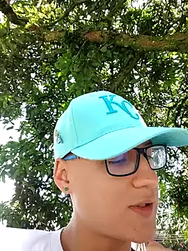 Snapshot of NoahLux chatting on October 26, 2025, 4:40 pm NoahLux online show from October 26, 2025, 4:40 pm