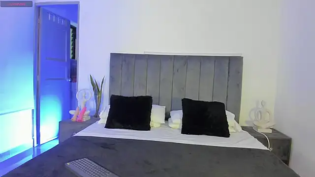 Snapshot of NoahLux chatting on October 17, 2025, 6:43 pm NoahLux online show from October 17, 2025, 6:43 pm