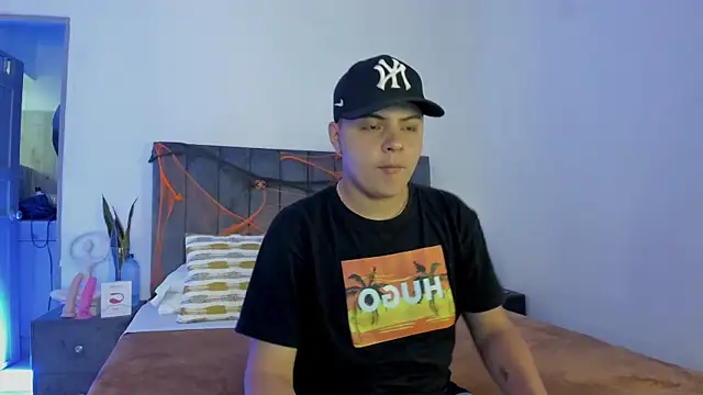 Snapshot of NoahLux chatting on October 27, 2025, 7:04 pm NoahLux online show from October 27, 2025, 7:04 pm