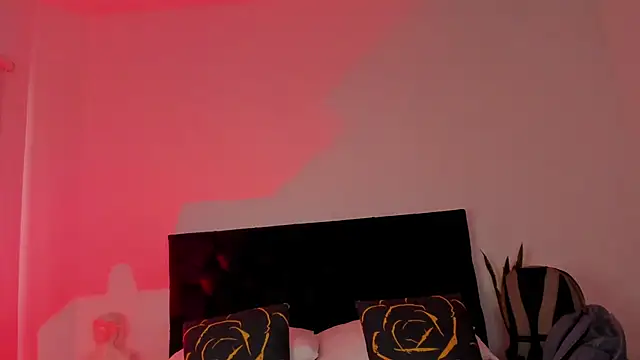 Snapshot of NoahLux chatting on September 23, 2025, 6:59 pm NoahLux online show from September 23, 2025, 6:59 pm