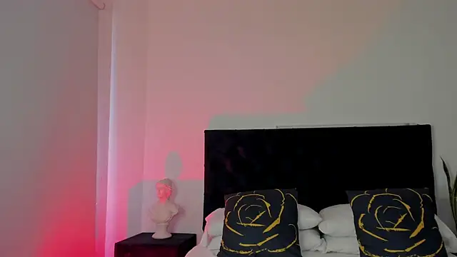 Snapshot of NoahLux chatting on September 24, 2025, 7:20 pm NoahLux online show from September 24, 2025, 7:20 pm