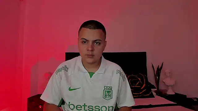 Snapshot of NoahLux chatting on September 17, 2025, 7:49 pm NoahLux online show from September 17, 2025, 7:49 pm