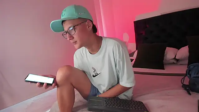 Snapshot of NoahLux chatting on October 2, 2025, 7:50 pm NoahLux online show from October 2, 2025, 7:50 pm