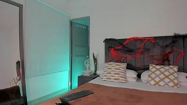 Snapshot of NoahLux chatting on October 29, 2025, 5:56 pm NoahLux online show from October 29, 2025, 5:56 pm