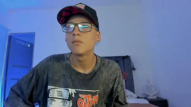 Snapshot of NoahLux chatting on October 30, 2025, 6:05 pm NoahLux online show from October 30, 2025, 6:05 pm