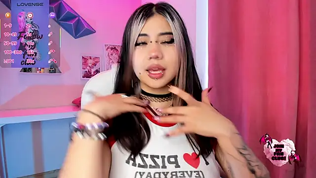 Snapshot of pinkk_deemon chatting on January 7, 2026, 2:22 pm pinkk deemon online show from January 7, 2026, 2:22 pm