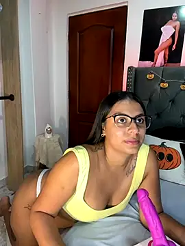 Snapshot of ema_zoe chatting on October 18, 2025, 12:01 am ema zoe online show from October 18, 2025, 12:01 am