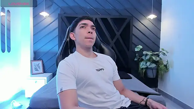 Snapshot of Eryonbradley chatting on October 10, 2025, 11:49 pm Eryonbradley online show from October 10, 2025, 11:49 pm