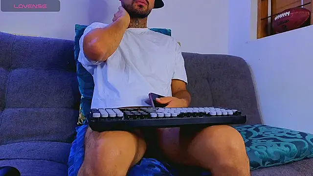 tomas smith1 online show from April 17, 2026, 2:42 pm