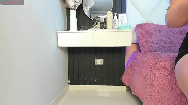 Snapshot of veronica_hill_ chatting on September 21, 2025, 12:10 pm veronica hill  online show from September 21, 2025, 12:10 pm