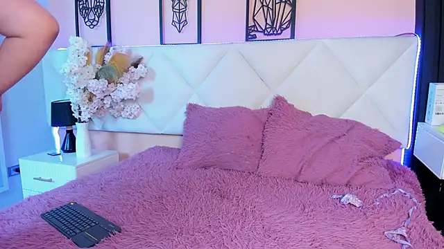 Snapshot of veronica_hill_ chatting on October 14, 2025, 3:29 am veronica hill  online show from October 14, 2025, 3:29 am