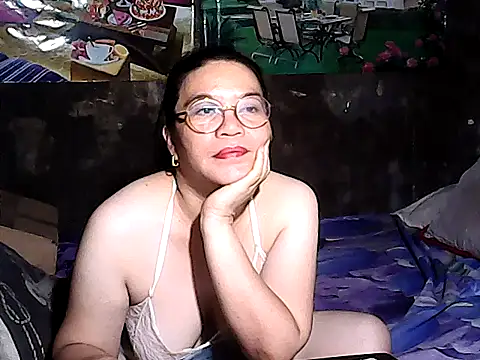 Snapshot of Adeline05 chatting on September 14, 2025, 9:26 pm Adeline05 online show from September 14, 2025, 9:26 pm