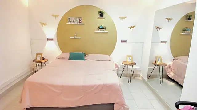 Lara Rouss  online show from October 15, 2025, 7:55 pm