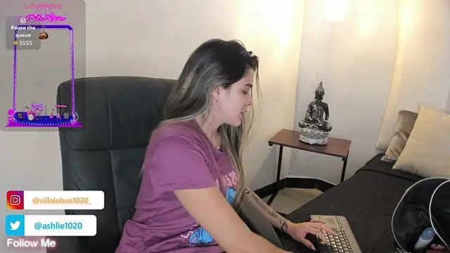 Snapshot of MiaVillalobos chatting on October 21, 2025, 12:04 pm MiaVillalobos online show from October 21, 2025, 12:04 pm