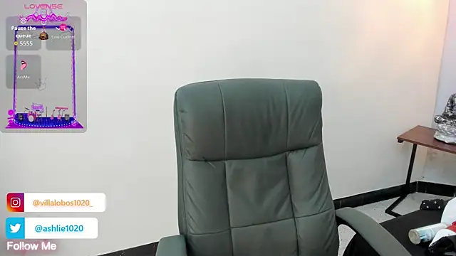 Snapshot of MiaVillalobos chatting on October 22, 2025, 11:42 am MiaVillalobos online show from October 22, 2025, 11:42 am