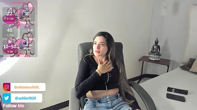 Snapshot of MiaVillalobos chatting on October 11, 2025, 11:44 am MiaVillalobos online show from October 11, 2025, 11:44 am