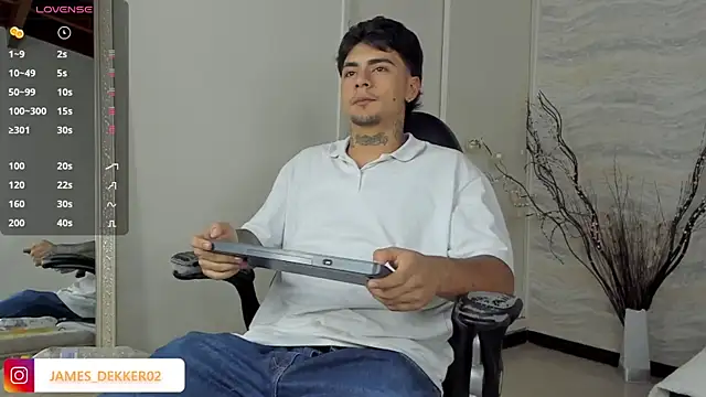 JamesDeker online show from October 21, 2025, 8:19 pm