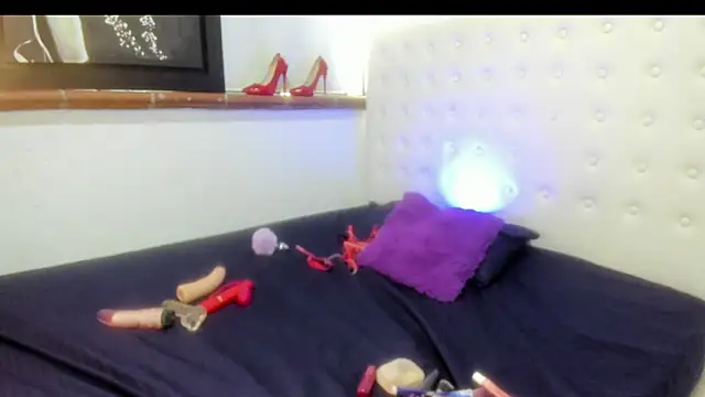 Roxannelorence  online show from September 24, 2025, 2:34 pm