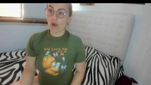 Roxannelorence  online show from October 29, 2025, 2:38 pm