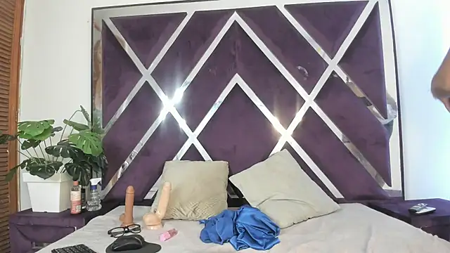 luzenaasm online show from October 14, 2025, 4:13 am