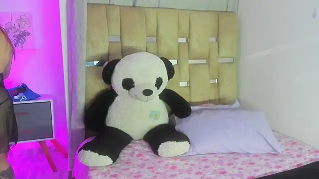 Snapshot of JulianaCarter chatting on September 19, 2025, 7:51 pm JulianaCarter online show from September 19, 2025, 7:51 pm