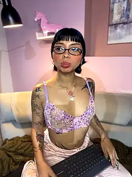 ZoeRaven Pink online show from October 5, 2025, 10:33 pm