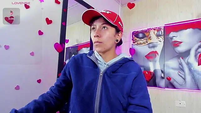 Raven Rouge  online show from March 18, 2026, 8:32 pm