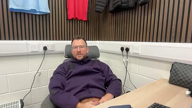 bilf1978 online show from February 12, 2026, 7:41 am