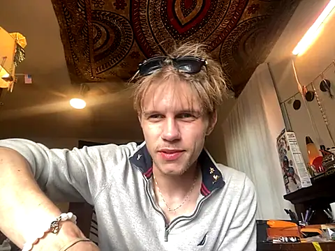 XanderOzzz online show from October 21, 2025, 9:03 pm