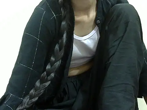 smallcuute online show from November 16, 2025, 11:19 pm