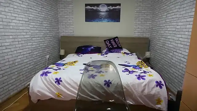 Snapshot of Ice_Bronx chatting on February 8, 2026, 9:23 pm Ice Bronx online show from February 8, 2026, 9:23 pm