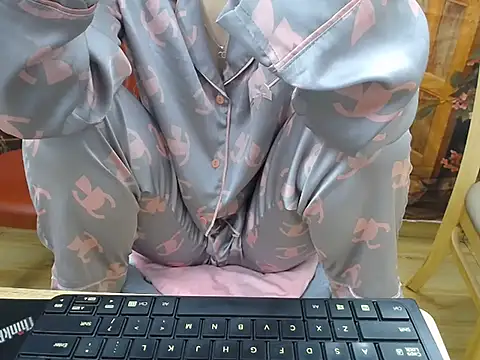 Snapshot of Lamoon_2k chatting on October 24, 2025, 1:04 am Lamoon 2k online show from October 24, 2025, 1:04 am