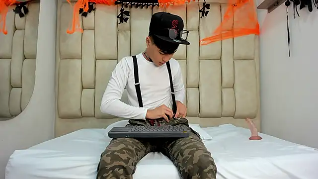 Snapshot of Felipe_Cold chatting on October 25, 2025, 2:44 am Felipe Cold online show from October 25, 2025, 2:44 am