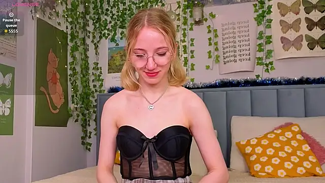 Snapshot of EmmaNovak chatting on January 19, 2026, 12:09 pm EmmaNovak online show from January 19, 2026, 12:09 pm