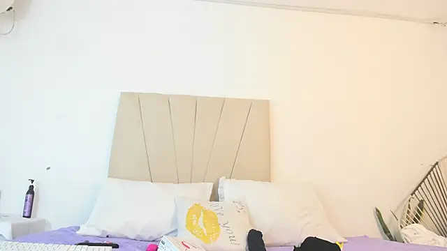  Miaa khalifa  online show from October 3, 2025, 2:18 pm