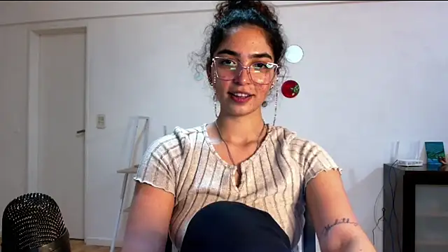 Snapshot of Ariagal chatting on October 9, 2025, 8:53 pm Ariagal online show from October 9, 2025, 8:53 pm