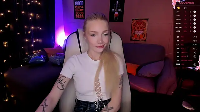 Snapshot of AnyaTaylor_ chatting on September 30, 2025, 1:55 am AnyaTaylor  online show from September 30, 2025, 1:55 am