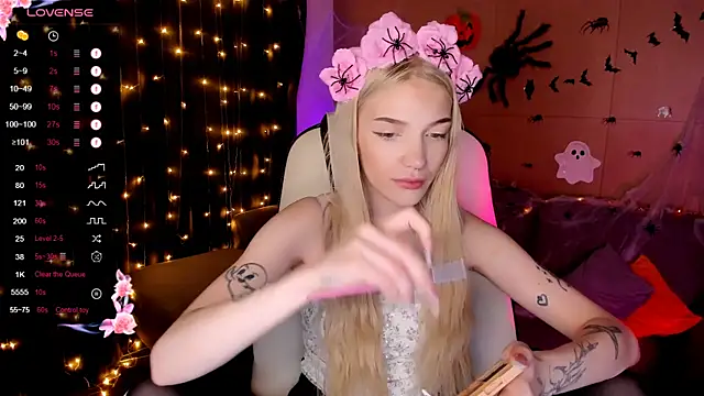 Snapshot of AnyaTaylor_ chatting on October 31, 2025, 2:08 am AnyaTaylor  online show from October 31, 2025, 2:08 am