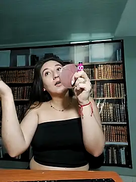 Snapshot of LunaBaby- chatting on October 17, 2025, 11:56 am LunaBaby- online show from October 17, 2025, 11:56 am