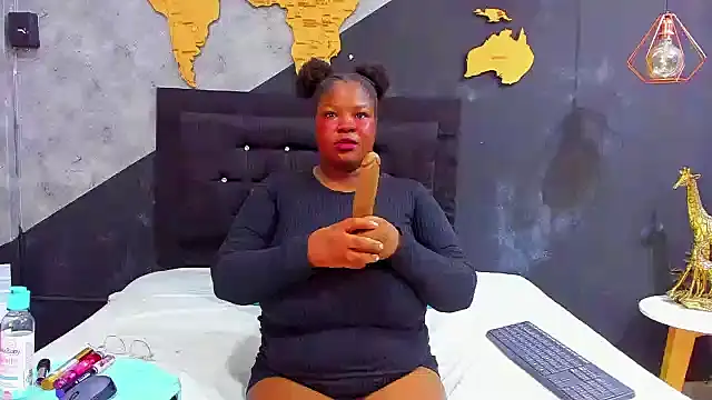 Snapshot of Maiam__Rossi chatting on October 19, 2025, 12:30 pm Maiam  Rossi online show from October 19, 2025, 12:30 pm