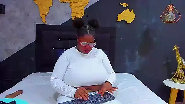 Snapshot of Maiam__Rossi chatting on October 18, 2025, 12:40 pm Maiam  Rossi online show from October 18, 2025, 12:40 pm