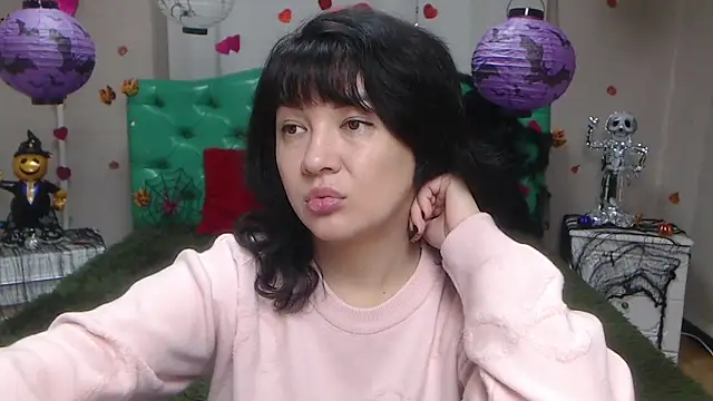 SelenaFly online show from October 28, 2025, 6:12 am