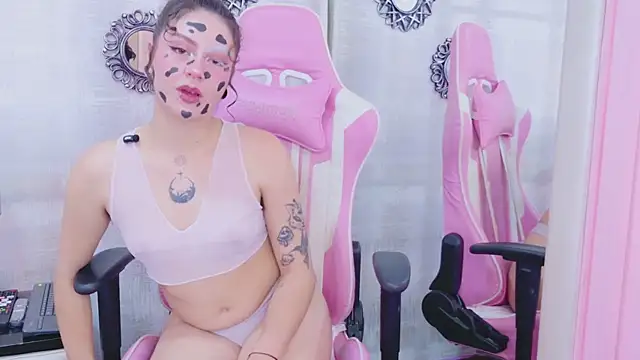 Snapshot of AtheneaCross chatting on October 17, 2025, 8:32 pm AtheneaCross online show from October 17, 2025, 8:32 pm